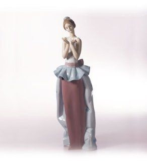 Lladro an Expression of Love 6592 Elegant Lady   Collectible Figurines