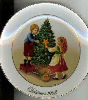 1982 Avon Christmas PlateKeeping the Chrismas Tradition   Dinner Plates