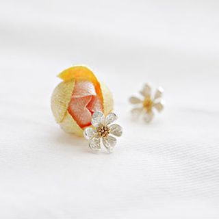 silver flower stud earrings by norigeh