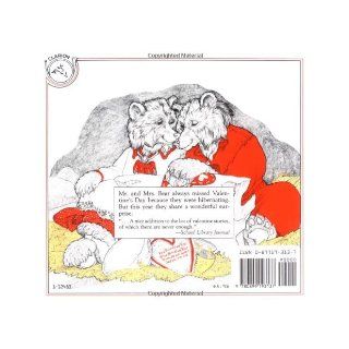 The Valentine Bears Eve Bunting, Jan Brett 0046442193139 Books