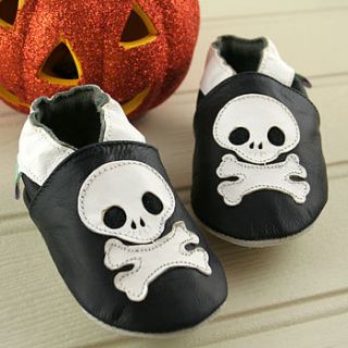 skull and cross bones soft leather baby shoes by snuggle feet