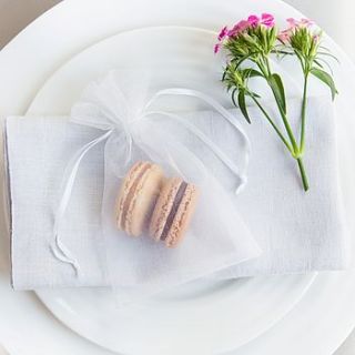 10 macaron organza wedding favours by la dinette