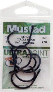 Mustad Hooks Demon Circle Hook Curved in Point Ringed Black Finish Size 7/0 6per pk #39950BL 7/0 UV6  Fishing Hooks  Sports & Outdoors