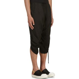 Cropped harem trousers in black. Overlong drawstring at elasticised