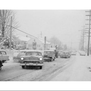 USA, Washington, Seattle, traffic during snow storm Poster Print (18 x 24)